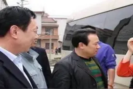 李湘随老公回乡祭祖，全程带墨镜吃饭不动筷子，怒斥乡亲拍照！视频封面