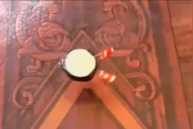 牛人DIY一个迷你的震动行走机器人