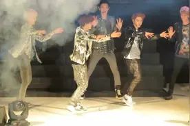 EXO演出现场 感觉里面都暻秀最矮了视频封面