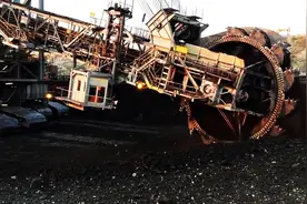 超大的矿用斗轮式挖掘机在作业视频封面