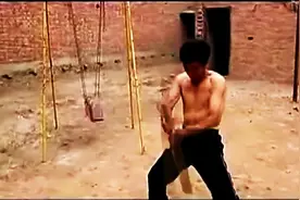 男子练得一身金钟罩，看着都疼！图片