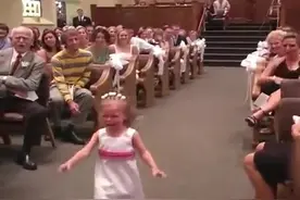 婚礼现场突然传来哭声，小萝莉哭着跑来，接下来一幕让全场笑疯了图片