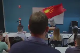 课堂高举五星红旗 数学完爆众外国佬 中国留学生就是”吊“视频封面