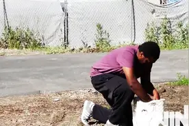 街头恶搞偷包贼，在贼正在翻包的时候，被射一脸，贼直接懵逼了图片