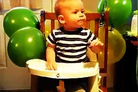 宝宝过一岁生日，看见蛋糕迫不及待，接下来一幕让全家笑疯了！图片