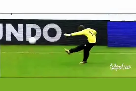 秒杀诺伊尔！西班牙小门将展示圆月弯刀 超级远距离任意球直破门图片