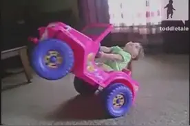 小宝宝车技惊人，这霸气的动作呆萌的表情，帅气！图片