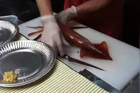 料理店宰杀活鱿鱼全过程，看的目瞪口呆，这还怎么吃得下去！图片