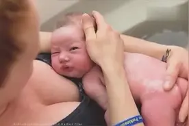 国外孕妇在不去医院分娩，在水中产子这做法真的好？震撼啊图片