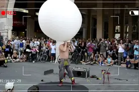 实拍：外国街头的杂技，观众看的不亦乐乎！图片