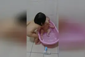 姐姐帮弟弟洗澡，有这样的姐姐弟弟好幸福哟！图片