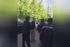 昨日热门，在北京顺丰快递小哥刮蹭了私家车，被车主打骂！