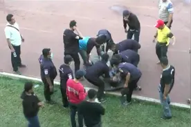 说好的友谊第一比赛第二呢？印度尼西亚足球赛场上，发生打架拉扯