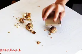 荣耀4A用屏幕疯狂砸碎3个核桃竟能毫发无损！图片