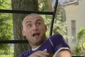 街头恶搞--美女脱掉上衣后集锦，男人的反应都亮了！图片