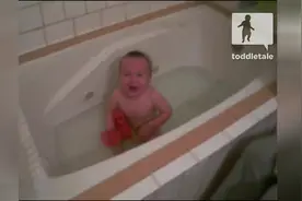 在洗澡的婴儿突然失声痛哭大喊爹地，原来是妈咪做了这个...图片