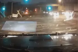 恐怖，暴怒大货车怒闯红灯，当他在我面前经过的时候我魂已经飞了图片