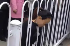 监控曝光：二胎孕妇头卡街旁栏杆身亡，全过程令人心塞图片