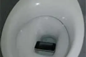 手机掉厕所里，他是怎么做的！图片