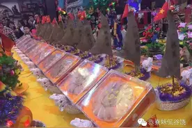 潮汕某地拜壕供桌 冬虫夏草，燕翅鲍，,龙虾，蜘蛛胶震惊潮汕圈图片
