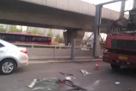 今早郑州南三环大学路限高杆又被撞，为何“受伤”的总是ta？图片