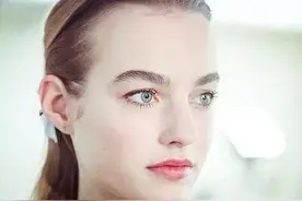 15岁出道、19岁霸屏时装周的荷兰高中生，美得让人高攀不起！图片