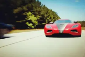 电影《极品飞车》精彩片段：法拉利超跑亮瞎眼，斗狠作战惨翻车！图片