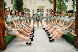 广东幼儿园老师穿旗袍上课尽显国民范图片