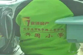 最牛校服现石家庄，竟然印广告！我们的校服为何频频被吐槽图片