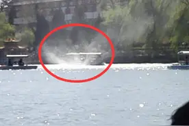 北海公园惊现“龙卷风”吹翻游船图片