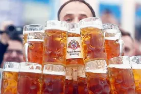 德国酒保打破世界纪录，托27杯啤酒走了40米