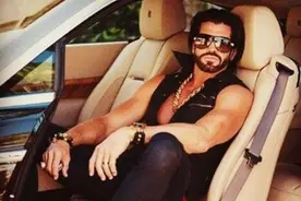 澳洲富豪把美女当座椅下棋，当宠物遛街，奢华生活令人咋舌视频封面