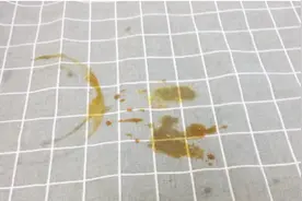 桌布上不小心滴到油了怎么办？教你一招不用洗洁精也能清除干净！