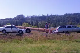 车主开丰田凯美瑞在路上行驶时，突然发生了件让人触目惊心的事！图片