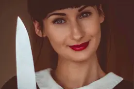 男友在网上跟其它女生调情，女子拿刀架在男友脖子录下道歉视频图片