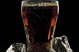 小伙每天喝10几瓶可乐致死！哪些东西别给孩子吃？！图片