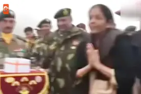 印度女防长到访中印边境：越过围墙向中国军队打招呼视频封面