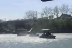 北京：北海公园惊现龙卷风  掀翻游船两游客落水图片