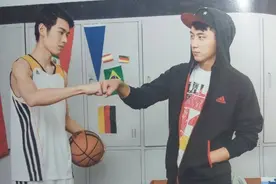 黄景瑜#昔日的鲸鱼在户外在海滩在更衣室的旧照图片