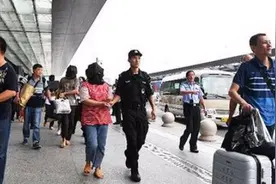 五旬大爷网恋白富美，转账17万后，发现对方竟是“抠脚大汉”图片