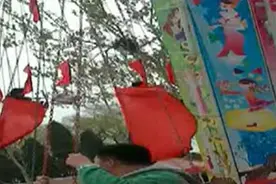 独家视频：游乐场玩空中转椅 突然侧翻！图片