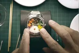 四位工匠做了个世界最小手表便当，便当趁热吃，手表还能走图片
