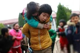 爹妈外地打工 哥哥背妹妹上学视频封面