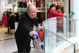 从“蜘蛛人”到保洁公司老板图片