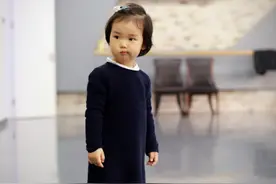 凤凰传奇玲花晒女儿照片 萌萌撇嘴十分可爱图片