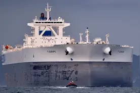 世界最大油轮：“TI级超级油轮”在深圳友联船坞进行刷漆作业视频封面