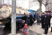 擅自开启消火栓取水 无证洒水车被逮了个现行图片