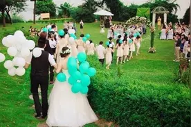 婚礼上发生的这幕，让新娘泪流满面，新郎怒了图片