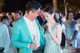 奶茶妹妹升级当妈章泽天香港顺利产子 怀孕期间大曝与刘强东亲密吻照图片