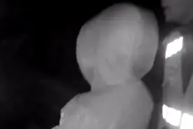 红衣小男孩高速上逆行散步，司机都被吓到了视频封面